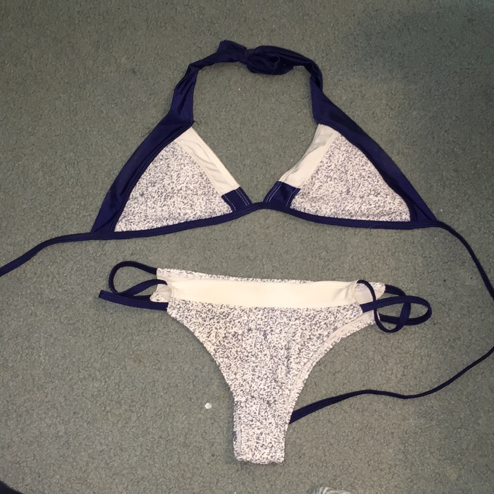 Bikini - Picture 3 of 3